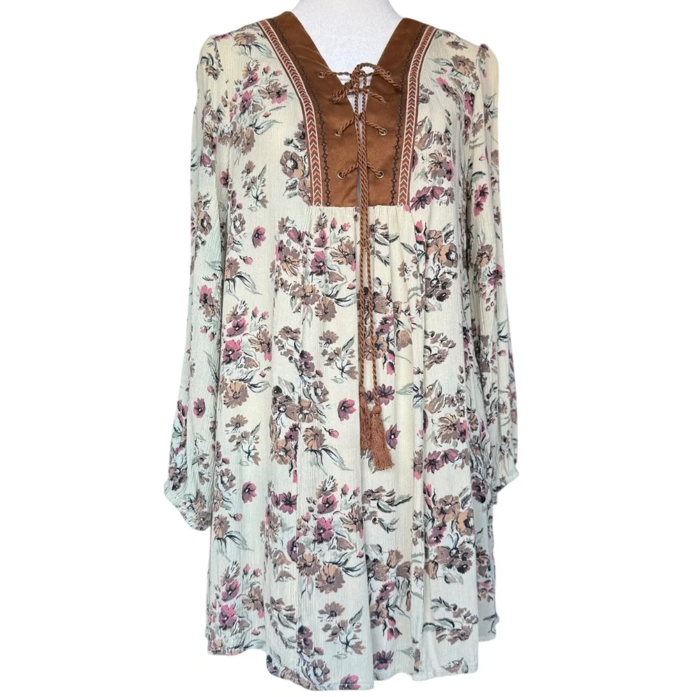 Flying Tomato  Lace Up Floral Tunic Sz M‎